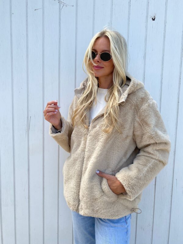 RAIN - Fluffy Short Jacket Reversible Beige - Image 2