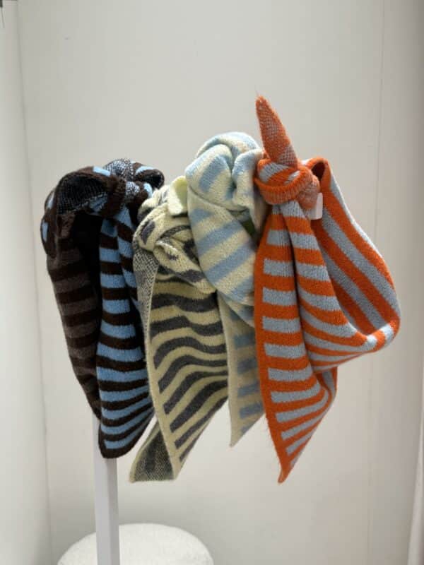 Viral triangle scarf - Light blue & orange