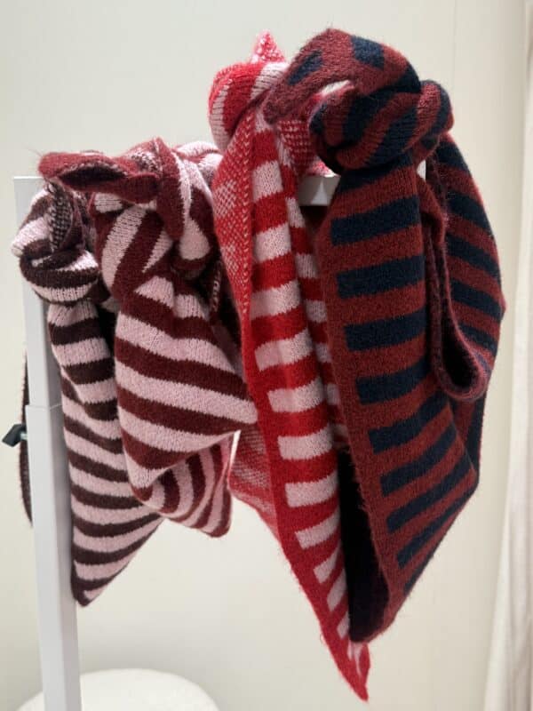 Viral triangle scarf - Bordeaux & navy