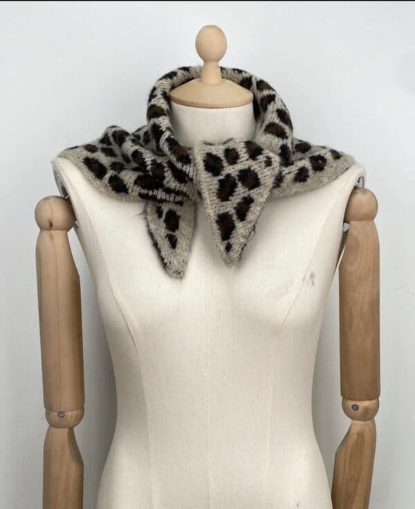 Viral triangle scarf -