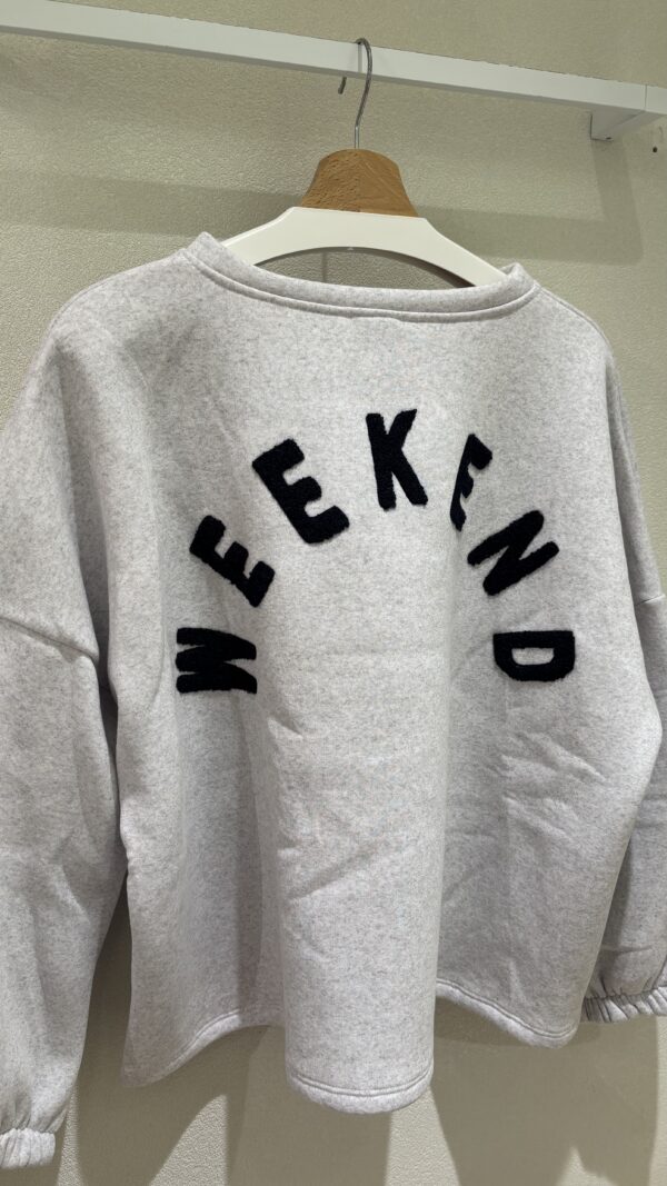 WEEKEND GRIJZE SWEATER MET NAVY LETTERS -  PREORDER
