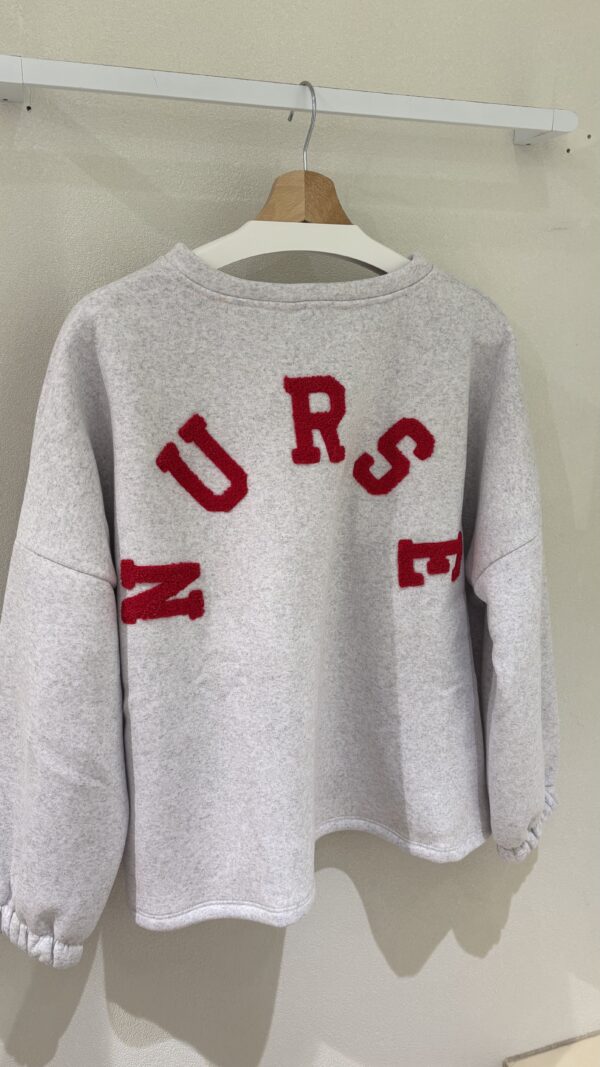 NURSE GRIJZE SWEATER MET RODE LETTERS -  PREORDER
