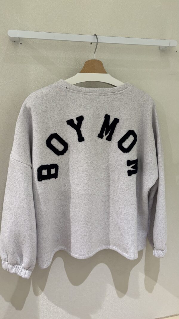 BOYMOM GRIJZE SWEATER MET NAVY LETTERS -  PREORDER